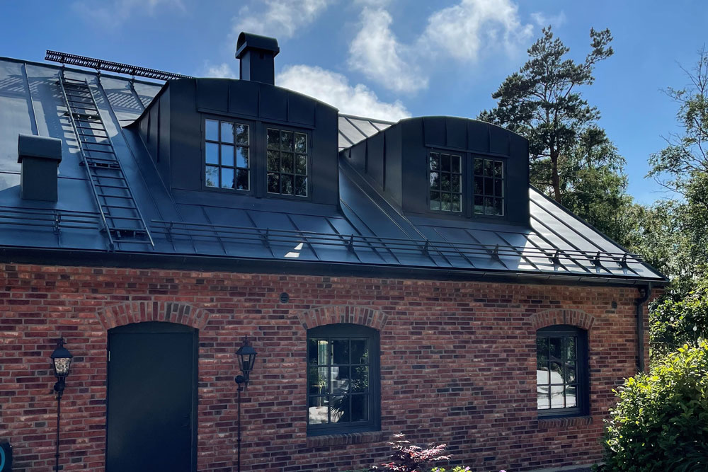 Nyrenoverat tak på byggnad